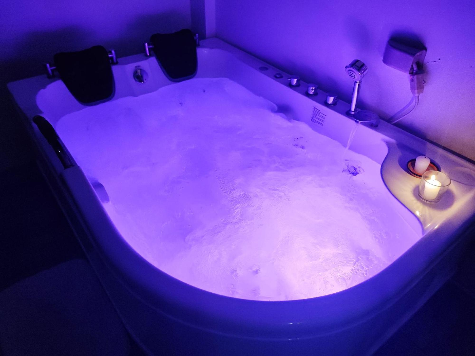 Bonsai Jacuzzi Suites Panglao City Exterior foto